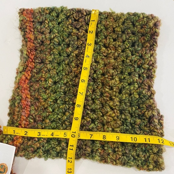 Lion Brand Yarns handmade knit hat and infinity neck scarf bundle - Picture 7 of 8